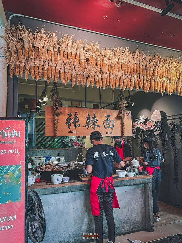 บะหมี่สูตรลับเผ็ดร้อนสไตล์จีนเนื้อตุ๋นนุ่มละลาย