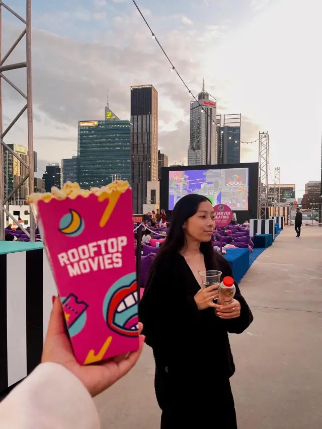 A unique movie experience on the roof! 🌅🍿