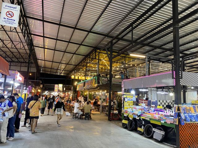 ตลาดนกฮูก เลี่ยงเมืองนนท์ เดินช๊อปปิ้งสุดชิว 