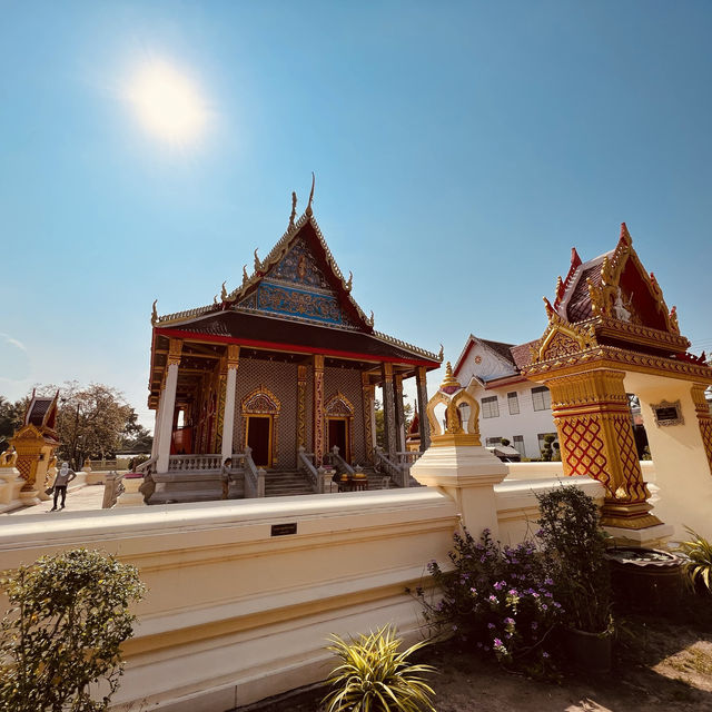 วัดโบราณริมแม่น้ำ