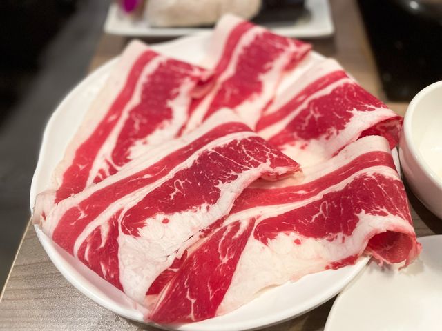 壽星台北火鍋首選～好食多涮涮鍋｜生日吃鍋超嗨！幾歲送幾隻蝦還再送同桌每人一盤肉｜用平價吃到多元湯頭新鮮海鮮 肉質軟嫩好吃不膩口｜台北火鍋推薦 