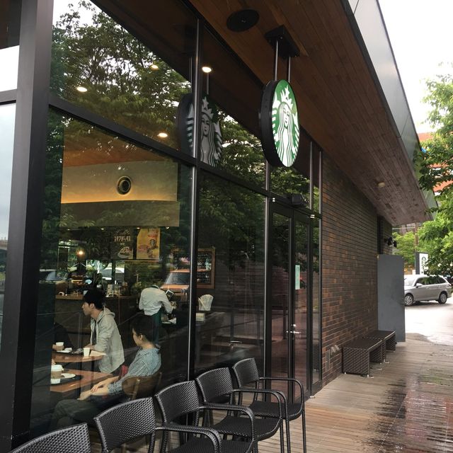 ☕️ 坐在最美的星巴克看富岩運河歷史 — 富岩運河環水公園