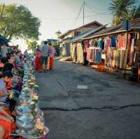 สะพานมอญ ใส่บาตรเช้า ชมเสน่ห์วิถีชีวิตชาวมอญ