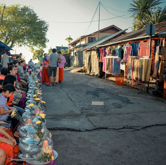 สะพานมอญ ใส่บาตรเช้า ชมเสน่ห์วิถีชีวิตชาวมอญ