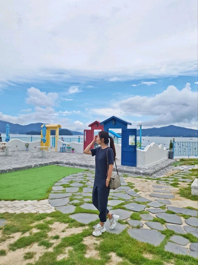 그림같은 하늘과 바다가 맞닿은 산토리니풍 카페 도어스⛵️