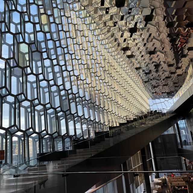 🇮🇸冰島遊記 Harpa ~ 獨特的蜂窩狀玻璃文化地標