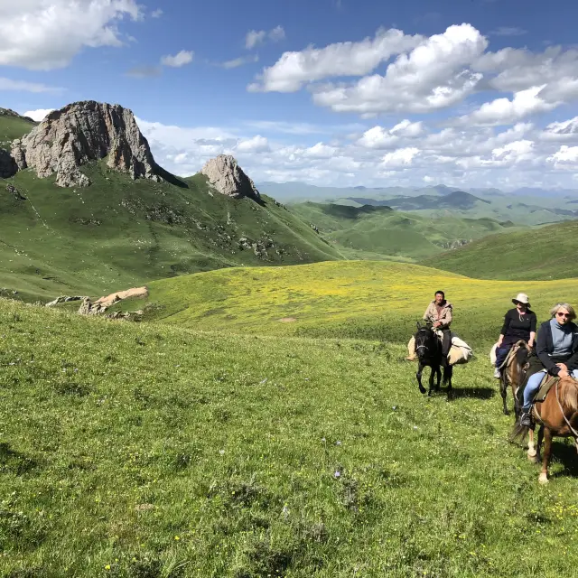 Horse riding with Tibetan nomads in Langmusi