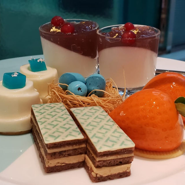 A cafe in a Tiffany Blue jewellery box
