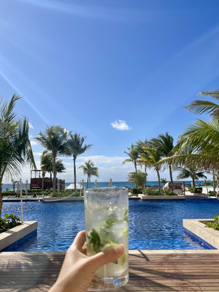 Hyatt Ziva Cancun, how about a mojito while swimming🍹
