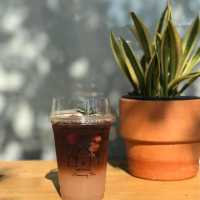 ☕คาเฟ่ที่ไม่ลับ มีมุมน้ำตกที่ให้เด็กลงเดินได้🏝