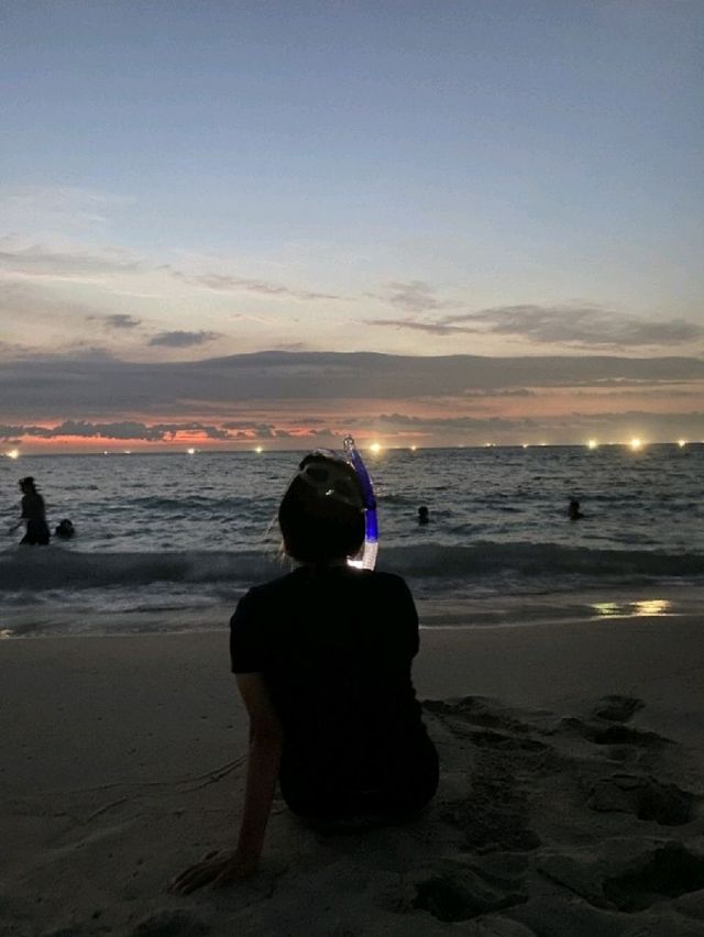노을을 바라보며 바다에서
