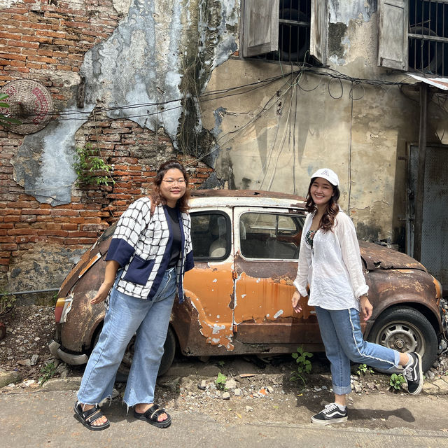 ถ่ายรูปกับรถเก่าสุดคลาสสิคที่เจริญกรุง