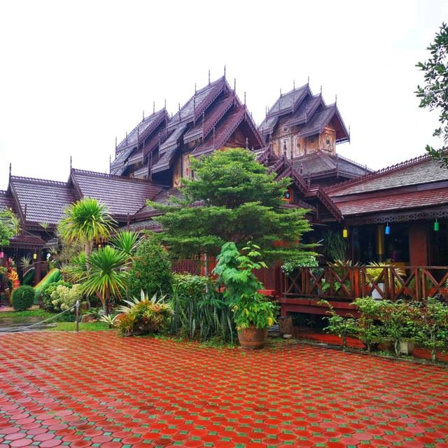 เที่ยววัดนันตาราม ชมวิหารไม้สักทอง