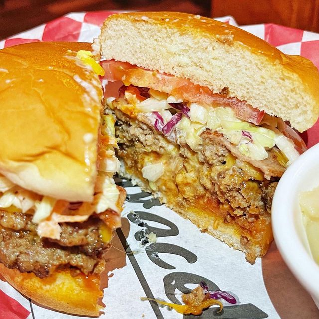 特色🔥炸雞窩夫🧇，高質🐂牛肉漢堡🍔