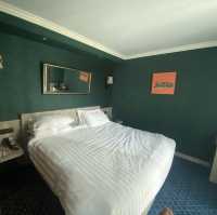the coach  hotel  ในห้องตกแต่งหรูหรา สีเขียวได้ใจ