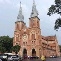 โบสถ์ Notre Dame และตึกไปรษณีย์เก่าแห่งไซง่อน