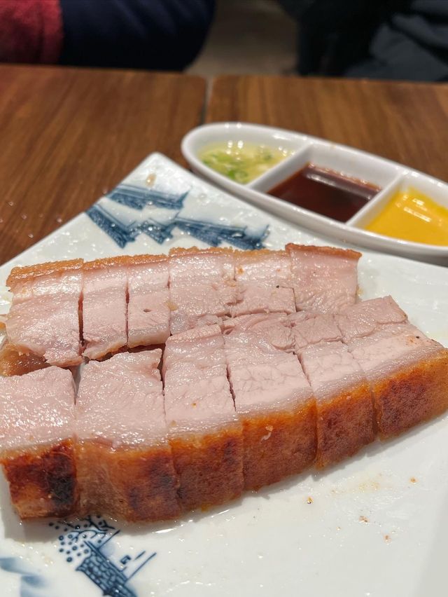 遊走於亭內中菜