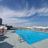 Pool and pool bar