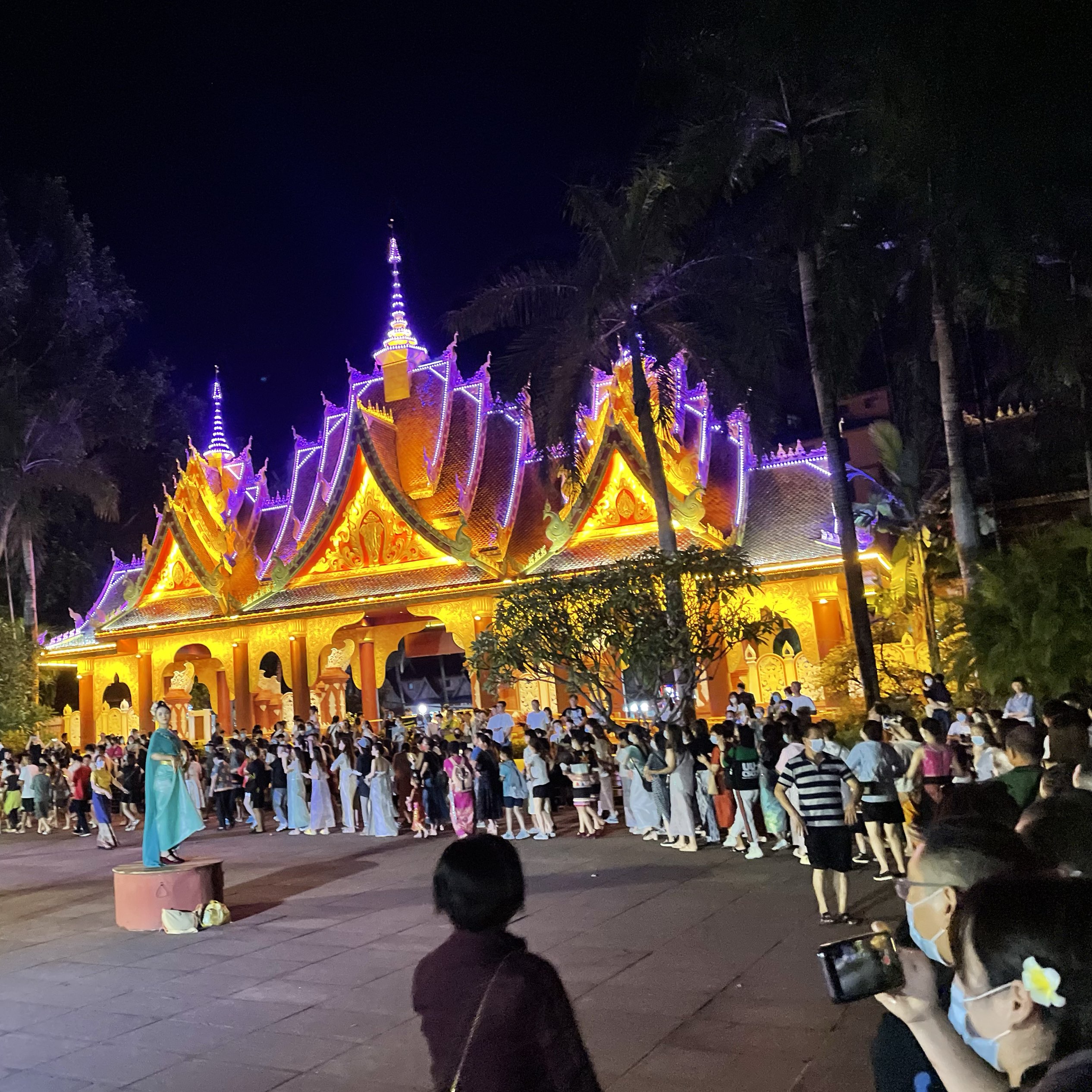 夏空の下でのダイ・エシックパフォーマンス