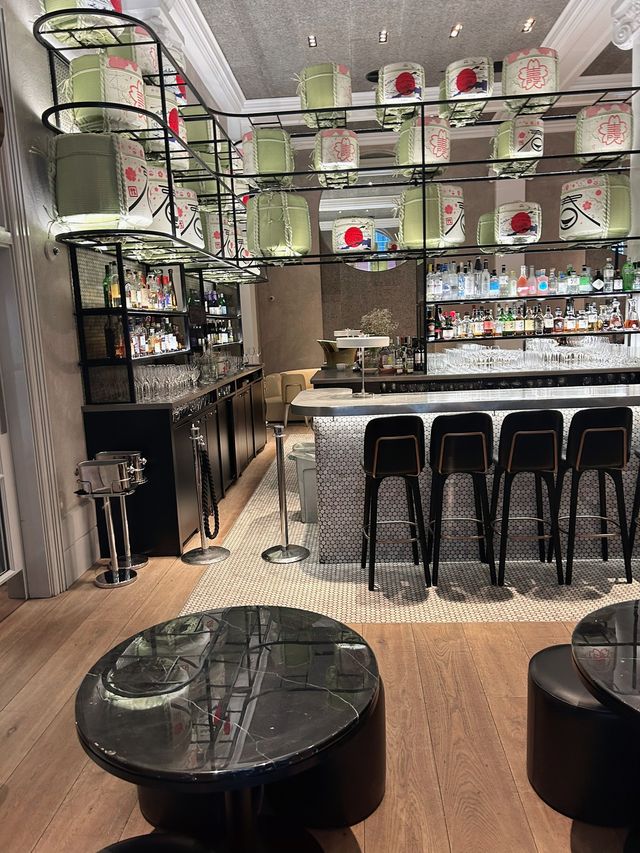 UK hotel Manchester, this hotel has delicious food, high-end atmosphere, and good for taking photos.