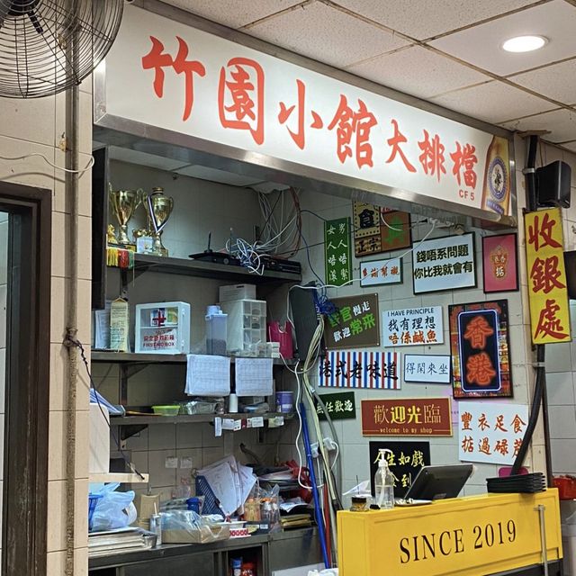 價錢大眾化嘅中泰大排檔