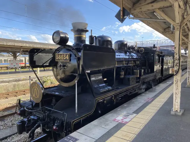 2024年3月頃運転終了。車齢100年越え。日本で最も古い現役の蒸気機関車がけん引する列車『SL人吉』外装。