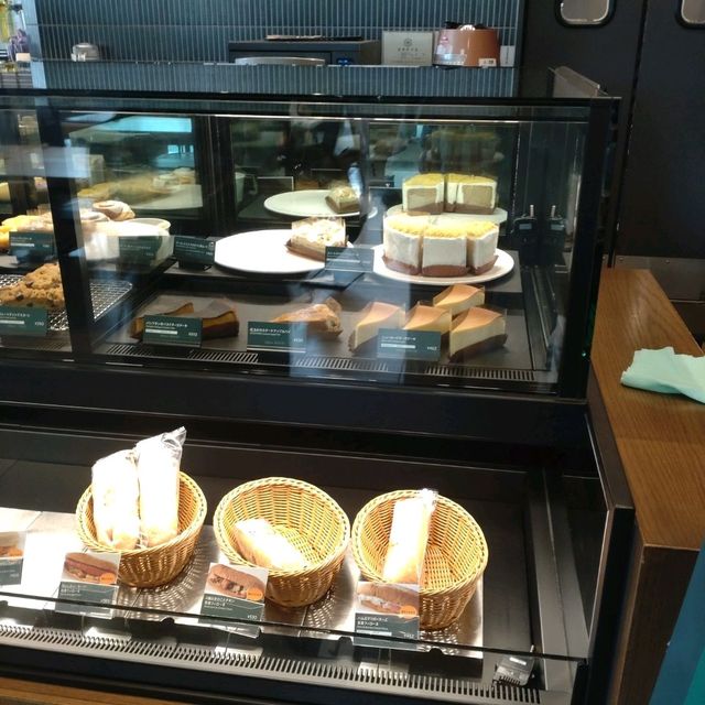 緑の多いスタバでハロウィンケーキ