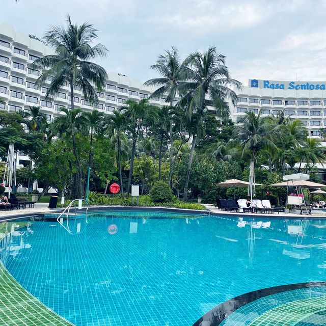 Shangri-La Sentosa beachside pool & jacuzzi