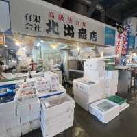 售買新鮮魚生及蔬果的木津市場