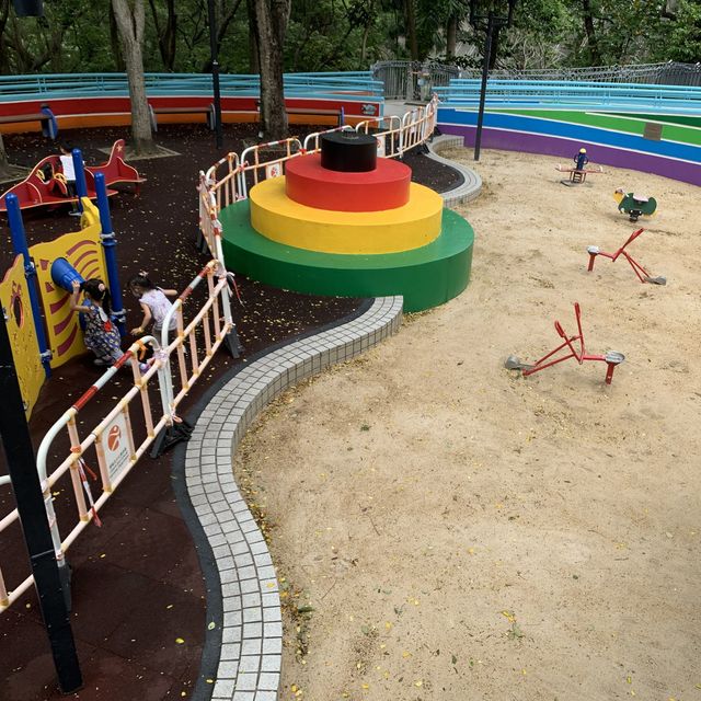 #超好玩一層樓高滑梯 #色彩鮮艷彩虹公園