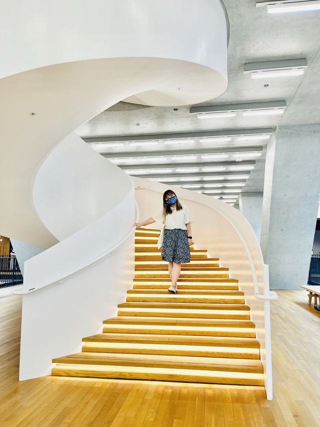 【香港博物館好去處】 M+ 視覺文化博物館｜簡約工業風打卡一流。衝擊視覺的藝術之旅