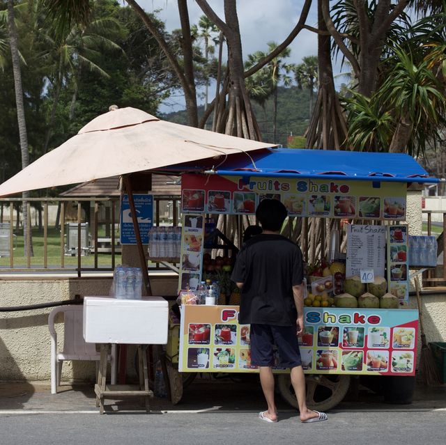 เดินเล่นริมหาดกะตะ หาดในดวงใจของเหล่านักเซิร์ฟ