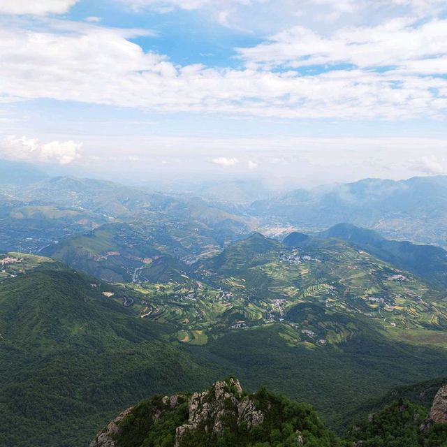 Enjoy nature at Gansu's Lianhuashan mountain 