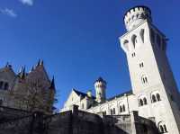 In the fairytale-like Neuschwanstein Castle, admire the fairyland-like snow scenery of the Alps.