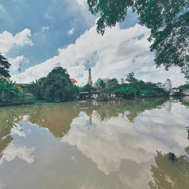 café​ ริมน้ำ​บรรยากาศ​ร่มรื่น