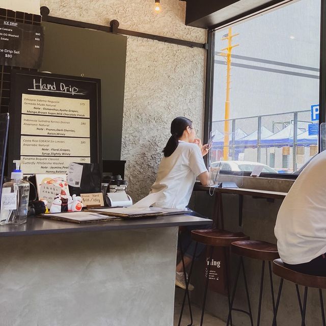 油麻地低調黑白灰咖啡小店