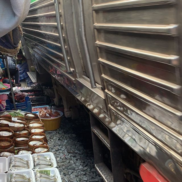 【タイ🇹🇭】線路を鉄道が通過！メークロン線路市場