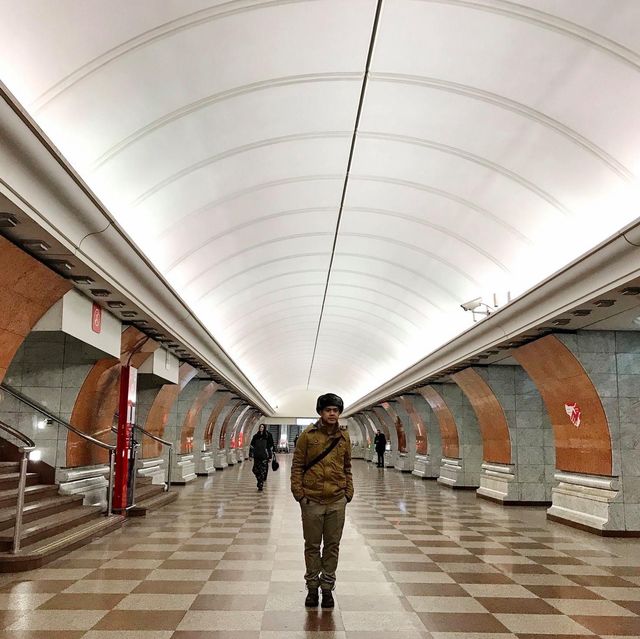ถ่ายรูปเล่นที่สถานีรถไฟใต้ดิน moscow