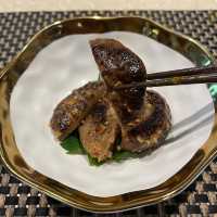 "先品尝原汁原味和牛粒～"