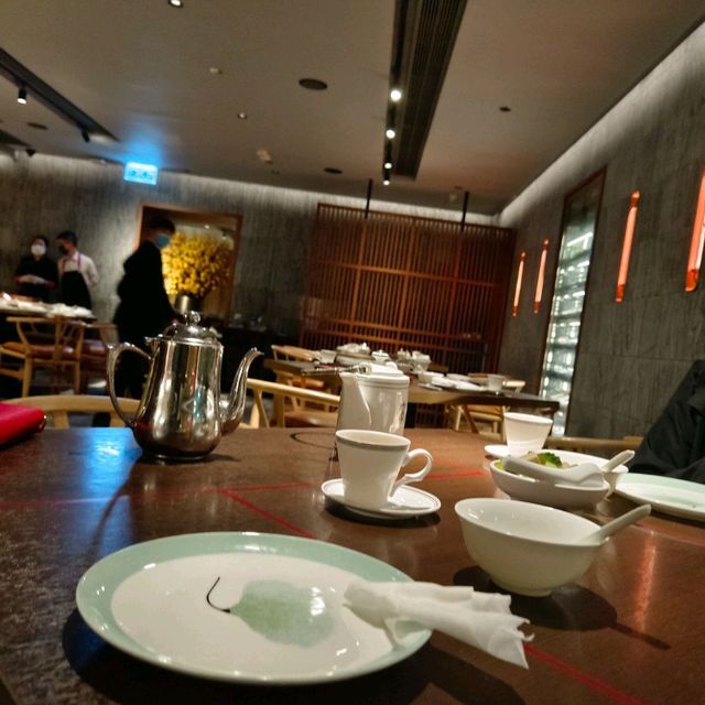機器人很親切的，對我說： 唔該！ 借！ 借！