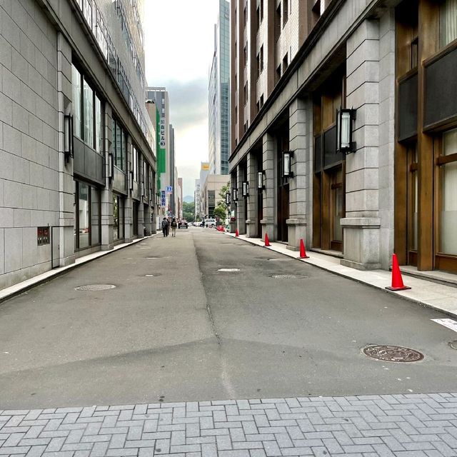 駅前通りのレトロな建物