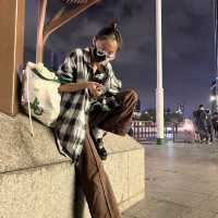 你吹过维港的夜风，那我们算曾相拥