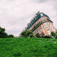 The Sinking House in Paris