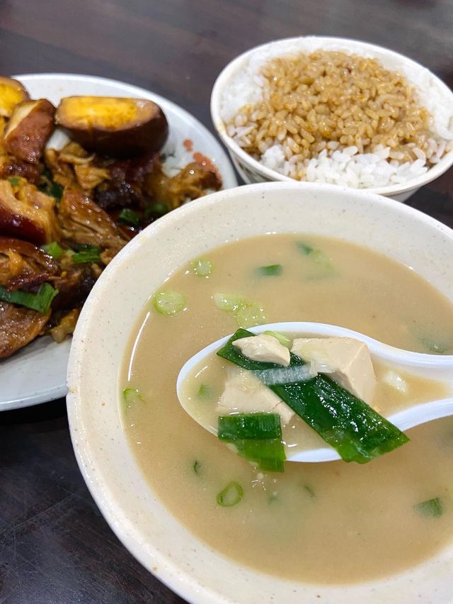 ［台北/大同］ 老牌張豬腳飯🐖｜台北大同區美食 發油光的豬腳 怎麼可以那麼Q那麼好吃🥰 