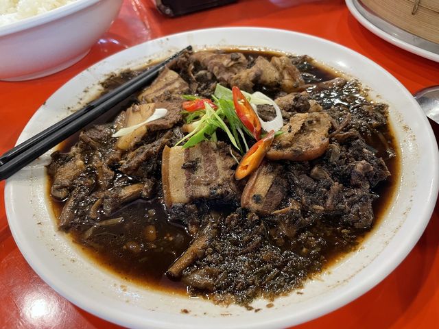 位於布英雄園區內的布英雄美食館 特色桌菜料理 
