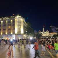 Hello! Ho Chi Minh Square เช้ายันค่ำ