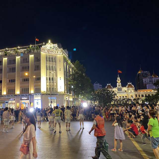 Hello! Ho Chi Minh Square เช้ายันค่ำ