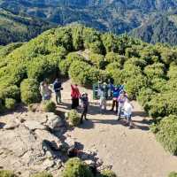 今天帶團到合歡山，難得天氣不錯，用空拍機拍下雲海上的美景，晚上在暗空公園看到滿天的星星和星河，感話天空很賞臉