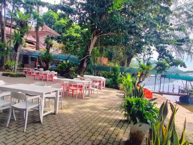 สวยอาหารริมน้ำ ร้านอาหารเก่าแก่คู่เมืองนราธิวาส