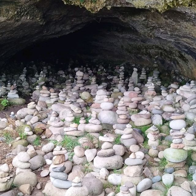 Kings cave and dinosaur print hike 